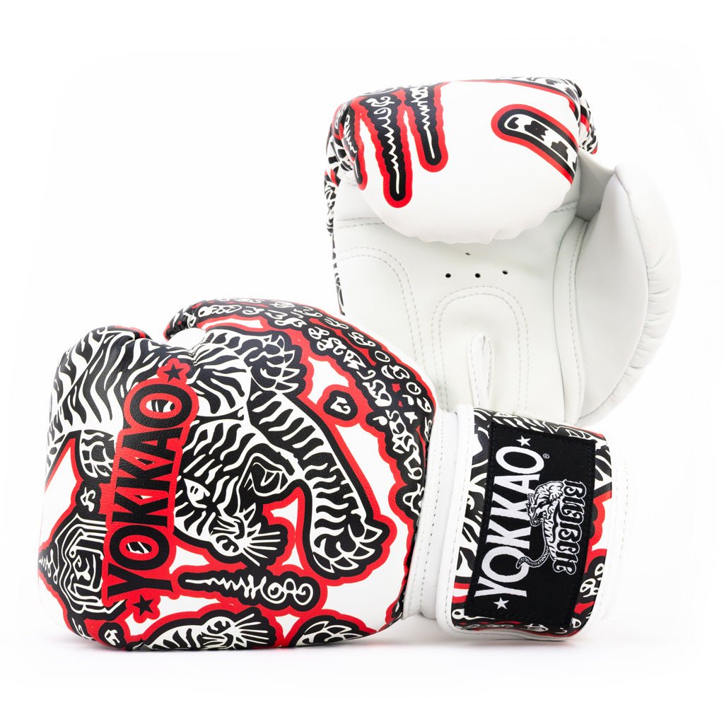gear for muay thai YOKKAO Sak Yant Boxing Gloves Akkukapazität (Nennwert):BI3607-7Ah and custom embroidery ALICE IN CHAINS / DH