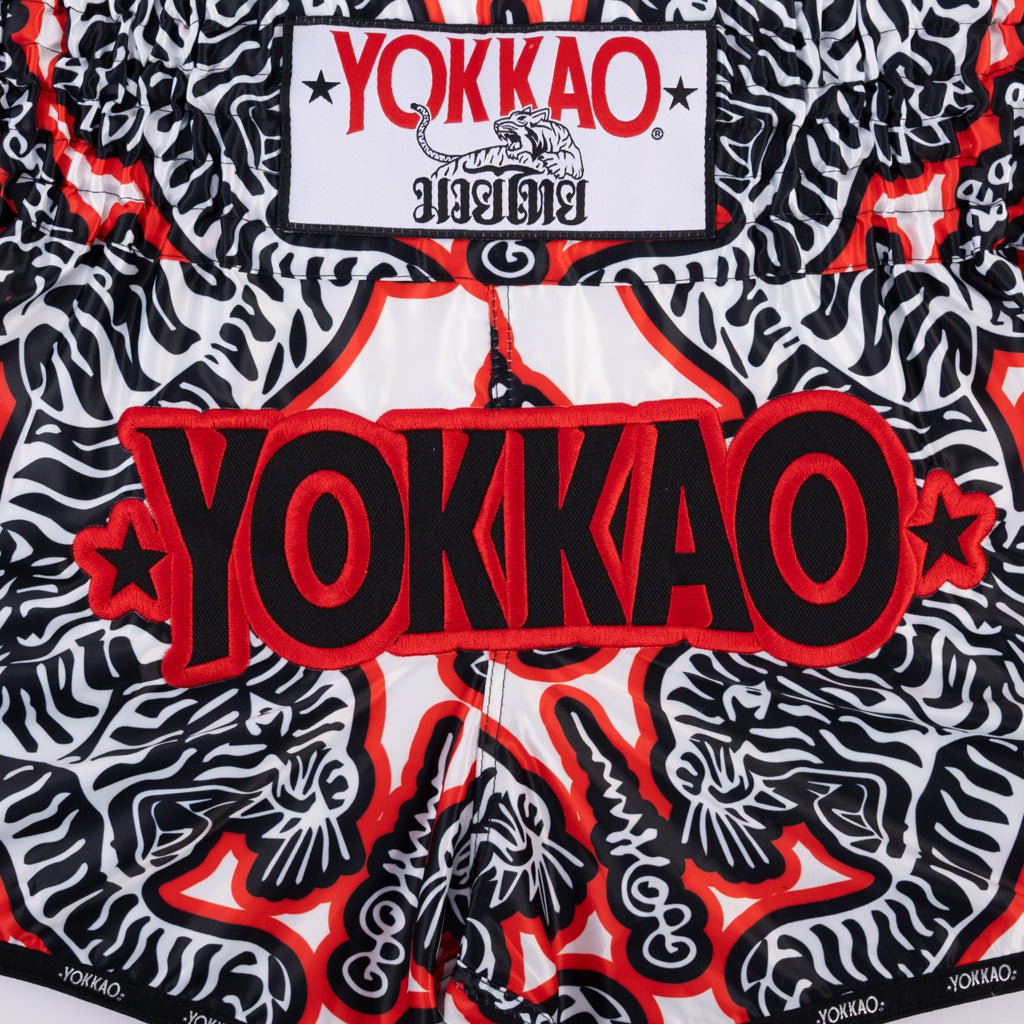 YOKKAO ボクシングショーツ ホワイト/ブラック/レッド YOKKAO Sak Yant Muay Thai Shorts | Tiger Motif Satin Fight Gear